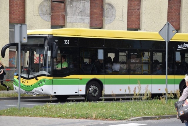 W komunikacji miejskiej obowiązują maseczki. Pamietajmy o tym, zanim wsiądziemy do autobusu