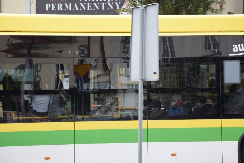 W komunikacji miejskiej obowiązują maseczki. Pamietajmy o...