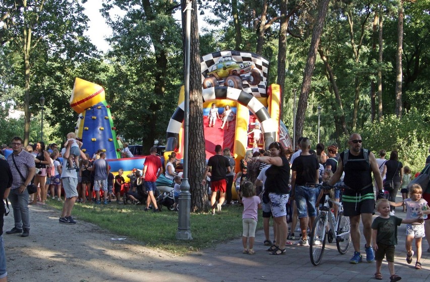 Festyn przy fontannie w parku miejskim  w Grudziądzu