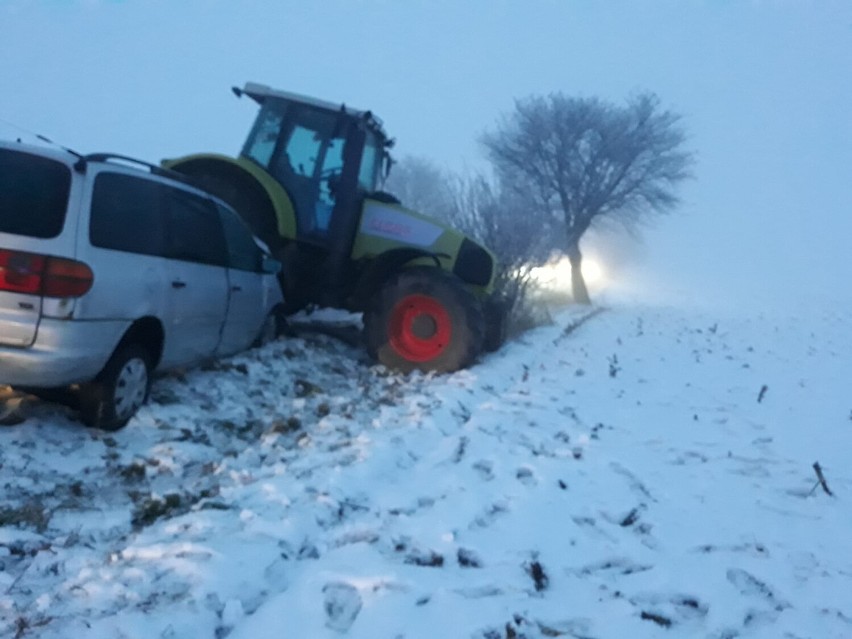 Wypadek ciągnika z osobówką! Dwie osoby trafiły do szpitala! [ZDJĘCIA] 