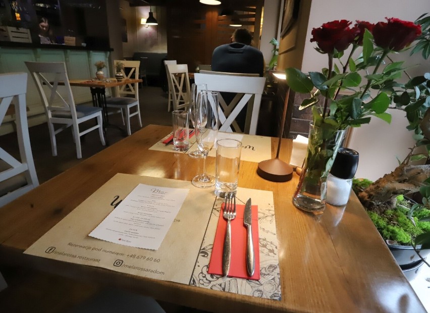 Na zdjęciu wystrój i menu restauracja Mela Rossa.