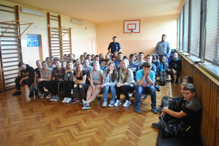 Policjanci z Piotrkowa Kujawskiego spotkali się z uczniami w Szkole Podstawowej w Dębołęce [zdjęcia]