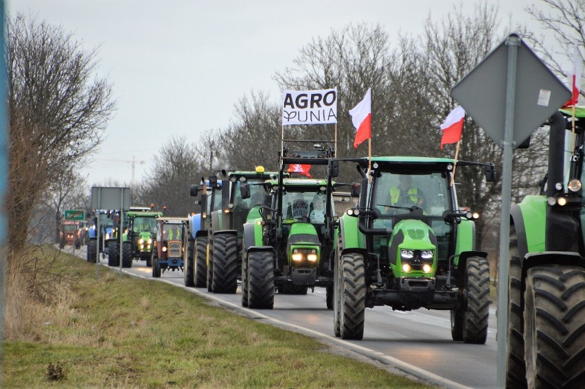 Protest rolników - Rawicz 2022. Rolnicy przejechali przez miasto. Korki w samym centrum Rawicza [ZDJĘCIA]