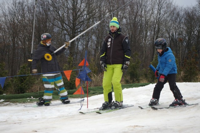Kto chce pojeździć na nartach , w regionie ma na to szansę tylko w Sękowa Ski