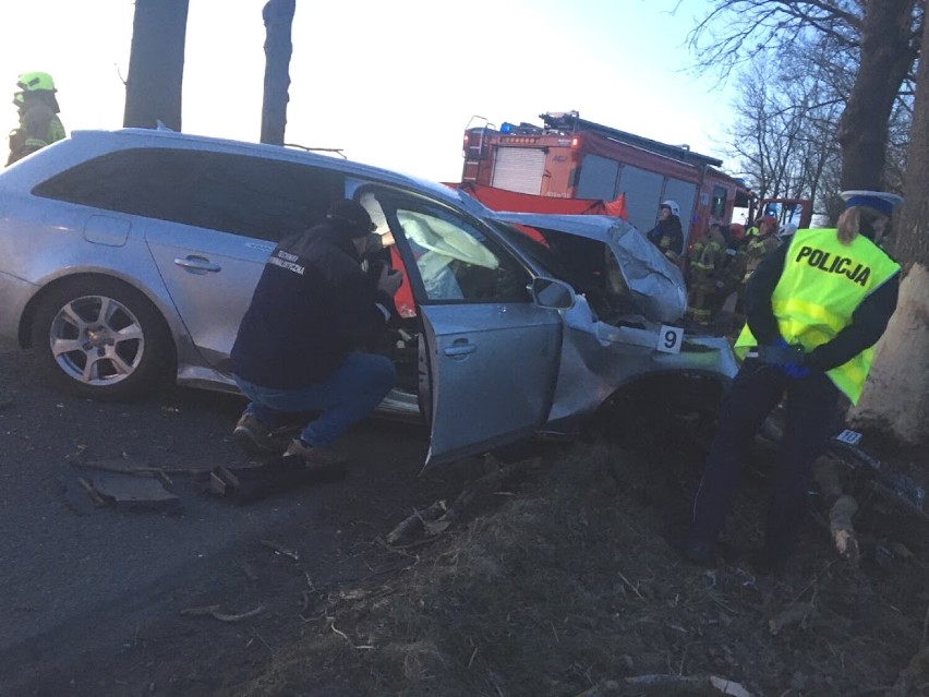 Gm. Lichnowy. Wypadek śmiertelny na drodze powiatowej w okolicy Szymankowa. Samochód rozbił się o drzewo