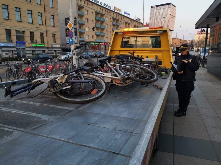 Straż miejska usuwa z wrocławskich ulic "rowerowy szrot"....