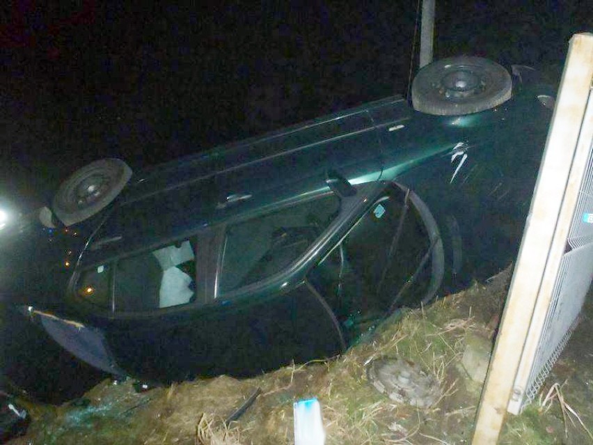 Nocna wywrotka bmw. Rozbity wóz uszkodził pojazdy w komisie samochodowym