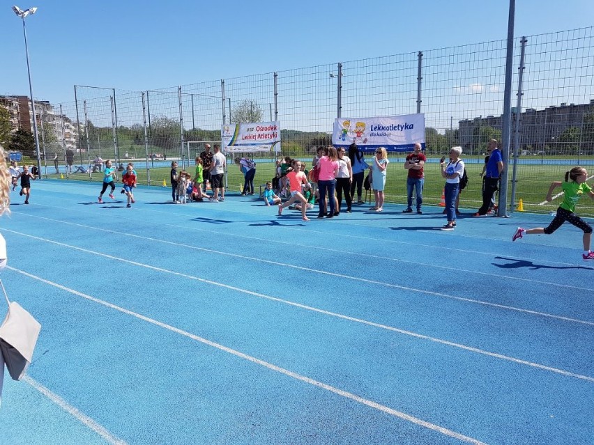 Wałbrzych: Lekkoatletyczne zmagania dzieci na boisku przy szkole 26