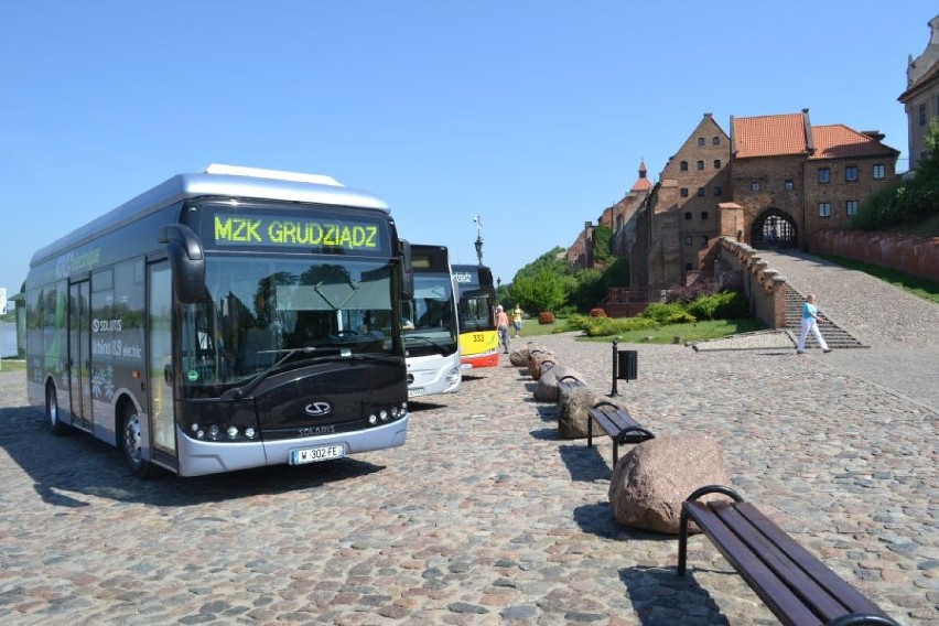 Prezentacja nowoczesnych autobusów na błoniach