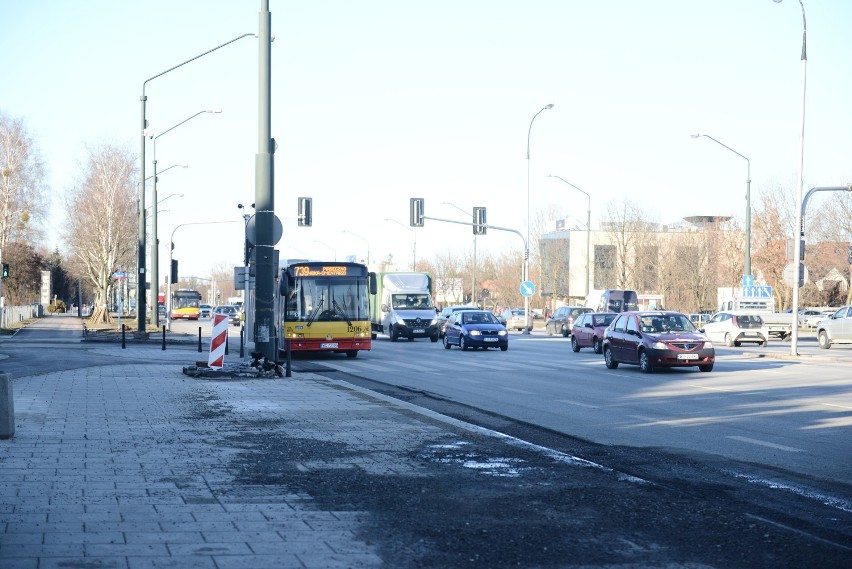 Ulice Warszawa. Na Puławskiej jest kilkunastometrowa wyrwa, bo... zabrakło asfaltu