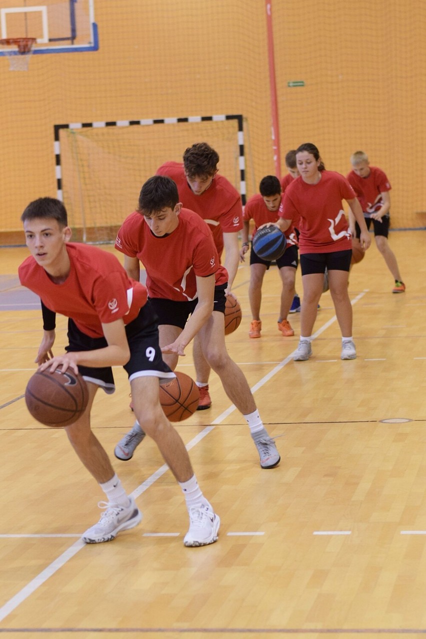 Koszykarze Anwilu Włocławek w Rypinie. Zawodnicy trenowali z lokalną młodzieżą [zdjęcia]