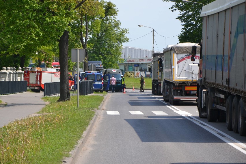 Wypadek w Malborku [ZDJĘCIA]. Opel zderzył się z karetką wojskową na al. Wojska Polskiego 