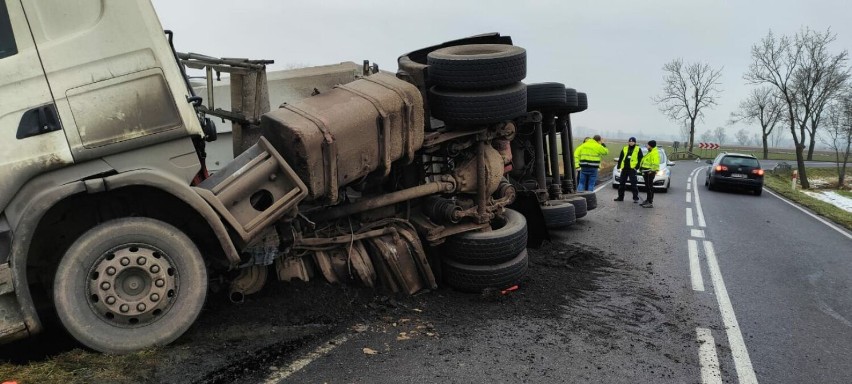 Gmina Krzywiń. Samochód ciężarowy zjechał do rowu