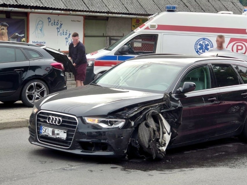 Podhale. Wypadek w Poroninie. Kierująca audi zjechała na przeciwległy pas ruchu. Wjechała w pijanego kierowcę