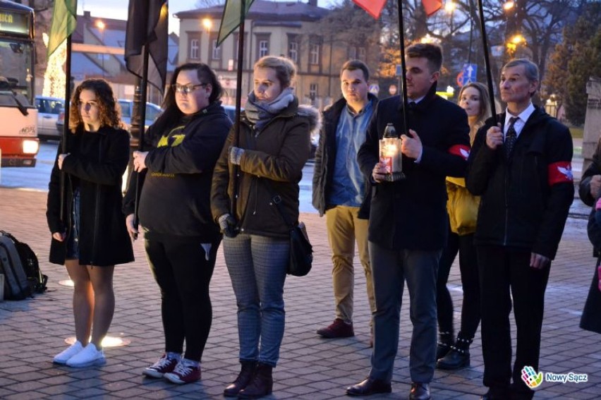 Nowy Sącz. Tablica wmurowana w elewację dworca PKP przypomina o Żołnierzach Wyklętych [ZDJĘCIA]