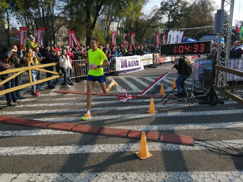 Jubileuszowy kościański półmaraton wygrał Kamil Karbowiak