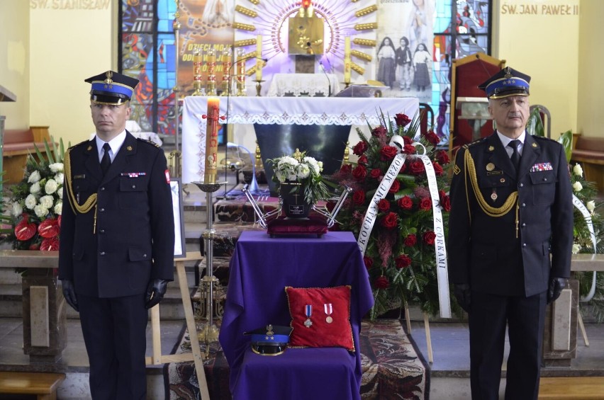 Pogrzeb zmarłego strażaka z Rudy Śląskiej. Konrada żegnała rodzina i przyjaciele