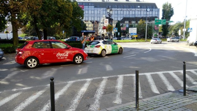 Specjalne samochody Google Street View, wyposażone w panoramiczne kamery, cykliczne pojawiają się na ulicach miast, aktualizując zdjęcia zamieszczone w aplikacji.