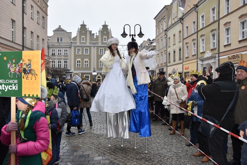 Orszak Trzech Króli 2019 w Opolu. Tysiące ludzi przeszło ulicami miasta śpiewając kolędy