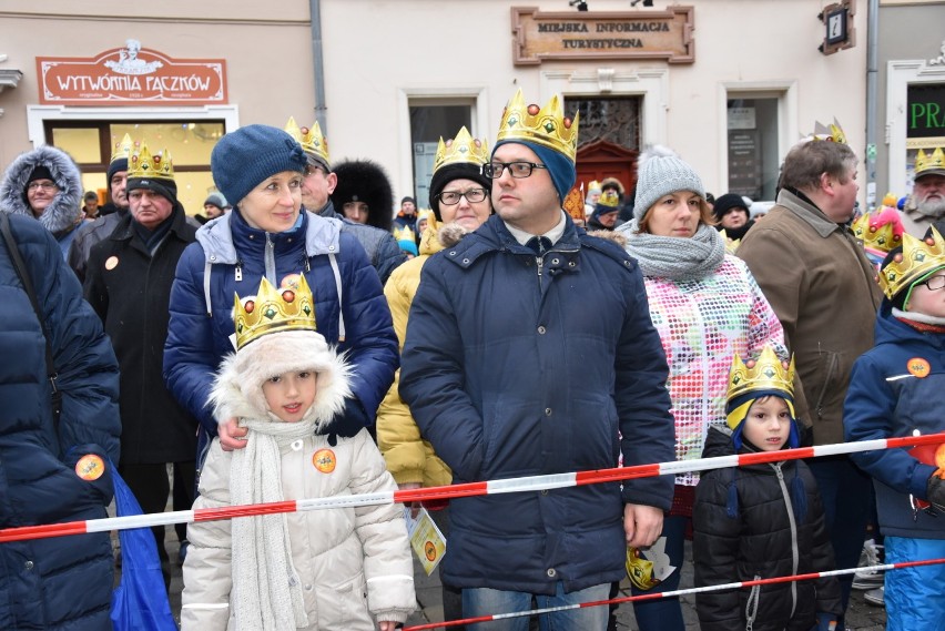 Orszak Trzech Króli 2019 w Opolu. Tysiące ludzi przeszło ulicami miasta śpiewając kolędy
