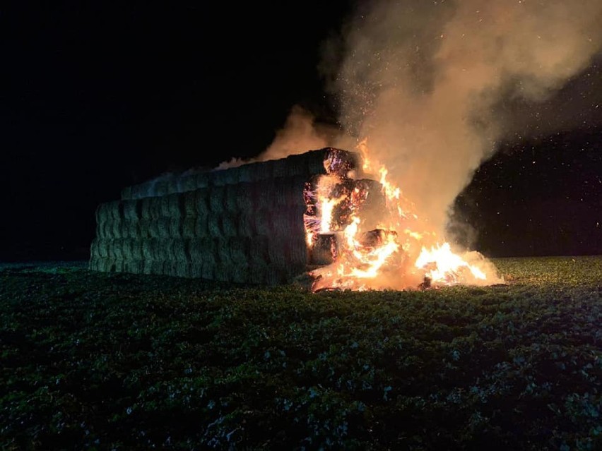 Nocny pożar balotów słomy na polu w Gaju