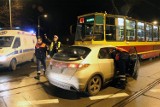 Wypadek na Zgierskiej w Łodzi. Kobieta w ciąży wjechała hondą pod tramwaj