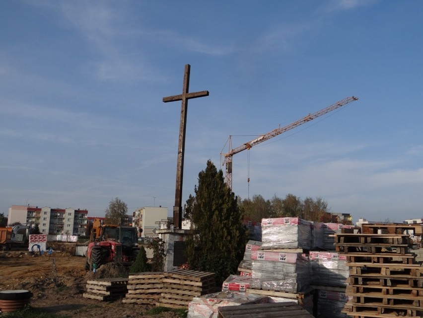 Przeniosą krzyż stojący na terenie budowy nowego basenu w Radomsku