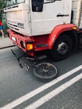 Grożny wypadek na drodze wojewódzkiej nr 179 w Szydłowie. 10-letni chłopiec wjechał rowerem prosto pod ciężarówkę