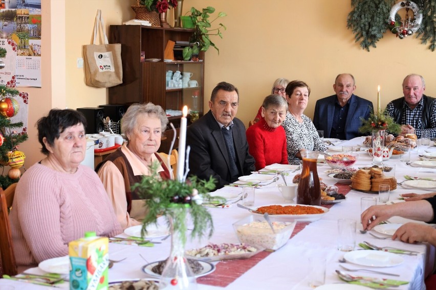 Wigilijne spotkanie z seniorami w Leśniowicach. Zobacz zdjęcia