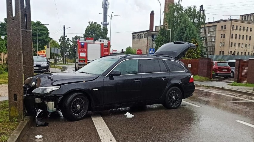 Wypadek na ulicy Sucharskiego w Radomsku. Kierująca bmw wjechała w słup. ZDJĘCIA