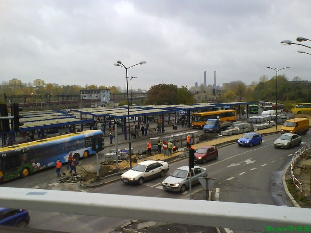 Widok na dworzec autobusowy z pozostałej części kładki.