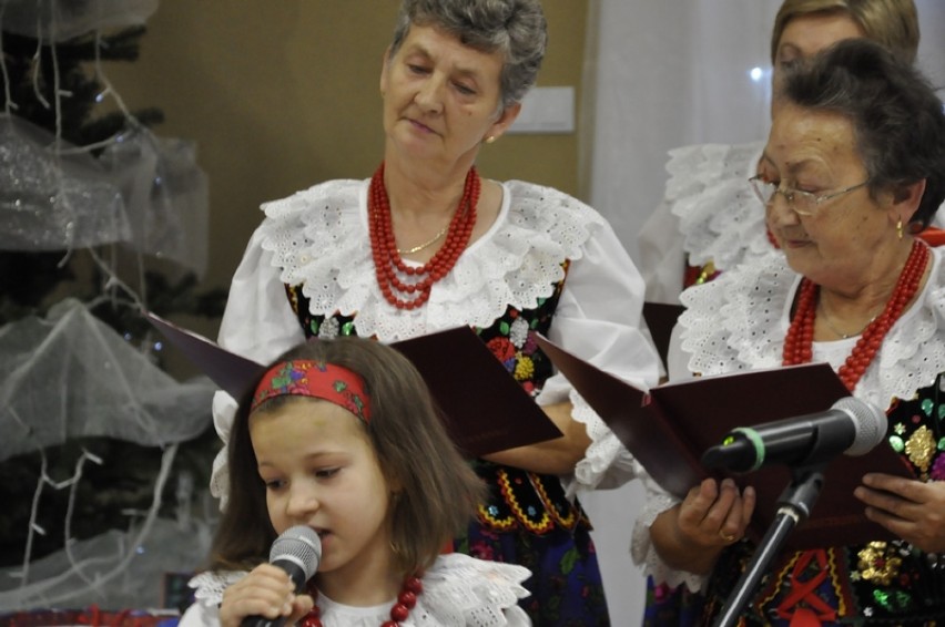 Spotkanie ze świąteczną tradycją w Broszkowicach. Były stoły suto zastawione potrawami wigilijnymi i życzenia, zabrzmiały kolędy [ZDJĘCIA]