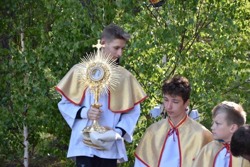 Procesja w Warszkowie ruszyła po polowej mszy świętej