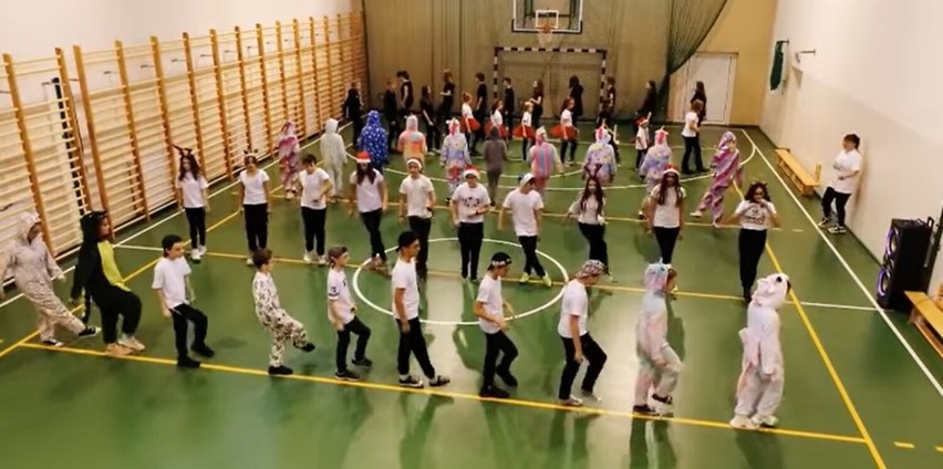 „Jerusalema Dance Challenge”. Zespół Szkół w Szczytnikach odpowiedział na wyzwanie. WIDEO