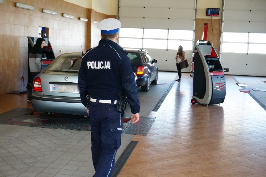 Ruda Śląska Policja: Funkcjonariusze drogówki na stacji kontroli pojazdów
