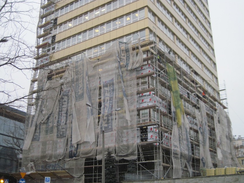 Wieżowiec przy ul. Wieniawskiej w rusztowaniach. Urzędnikom będzie cieplej