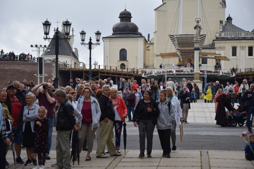 Pielgrzymka Rybnicka dotarła na Jasną Górę. Pątnicy szli ostatni dzień w deszczu 