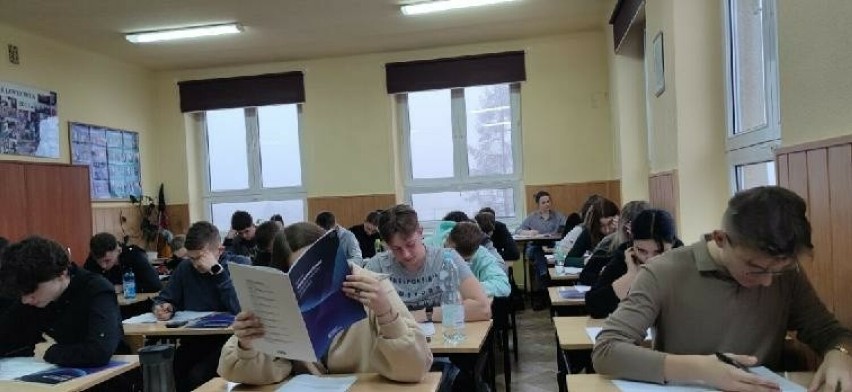 Próbna matura 2024 z matematyki napisana. Jak poszło maturzystom z II Liceum Ogólnokształcącego w Starachowicach?