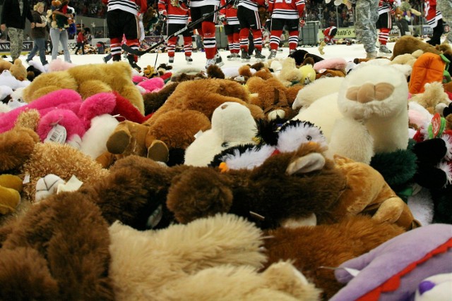 Akcja Teddy Bear Toss cieszy się ogromnym powodzeniem wśród fanów hokeja na całym świecie