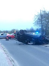 Groźny wypadek na ul. Chopina w Tomaszowie: Porsche cayenne dachowało po zderzeniu z seatem[ZDJĘCIA]