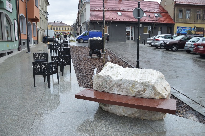 Bochnia. Na odnowionej ulicy Solnej w Bochni pojawiły się meble miejskie: ławki oraz krzesła [ZDJĘCIA]