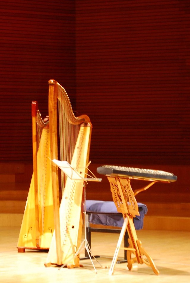 Zabytkowe harfy oraz psałterium - instrument z epoki