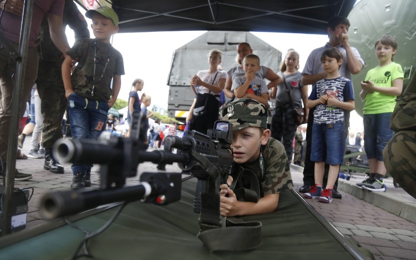 W Rzeszowie przed ogrodami bernardyńskimi trwa piknik...