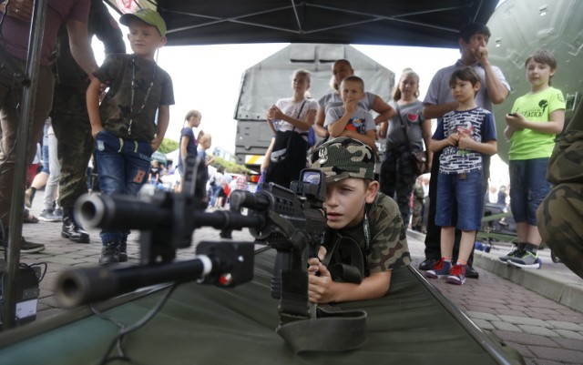 W Rzeszowie przed ogrodami bernardyńskimi trwa piknik rodzinny „My, Polacy 1918-2018”, zorganizowany przez NBP z okazji 100-lecie odzyskania przez Polskę niepodległości. 

O godz. 19.30 rozpocznie się koncert Krzysztofa Iwaneczko wraz z zespołem, godzinę później - transmisja widowiska muzycznego "Wolność we krwi", które odbędzie się na placu Piłsudskiego w Warszawie.

Cud nad Wisłą - wielkie zwycięstwo. Dzień Wojska Polskiego
