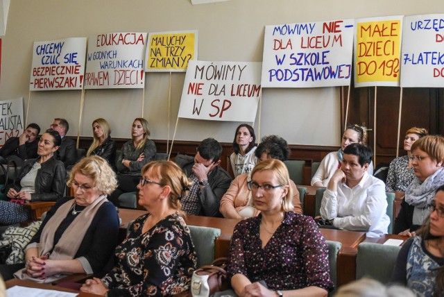 W marcu rodzice dzieci ze Szkoły Podstawowej nr 54 protestowali podczas sesji Rady Miasta Poznania