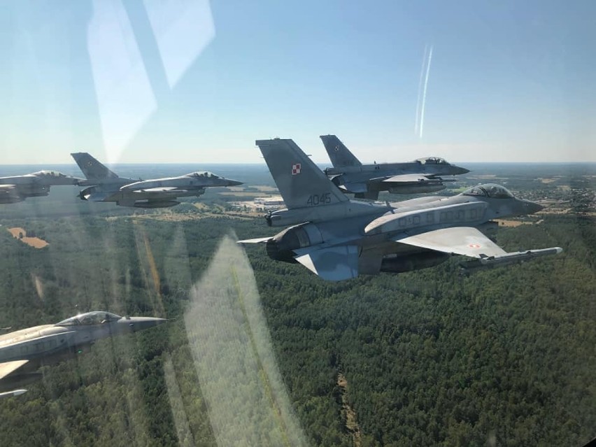 Samoloty  F16 z Łasku na pokazie lotniczym w Warszawie 15 sierpnia. Takie zdjęcia zrobili piloci