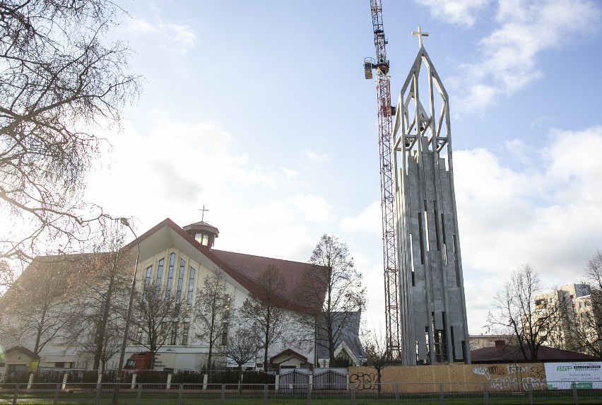 Na Bielanach wyrasta 40-metrowa dzwonnica kościelna. Co na to mieszkańcy?