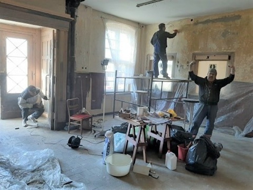 W marcu br. pasjonaci  historii remontowali pomieszczenia...