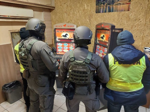 W skontrolowanym punkcie funkcjonariusze znaleźli automaty do gier i gotówkę