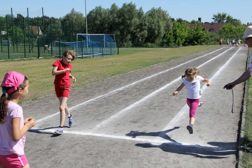 Dziesiątki dzieci na stadionie